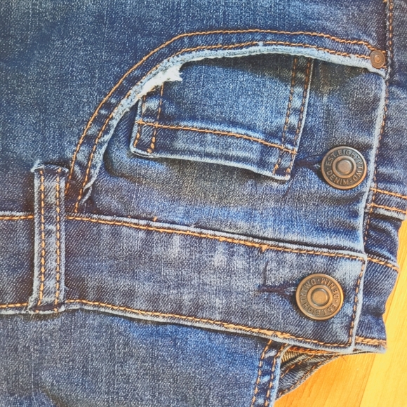 Jean-shorts overalls with North Face toque. Also looks cute with leggings 😊 - Picture 7 of 12